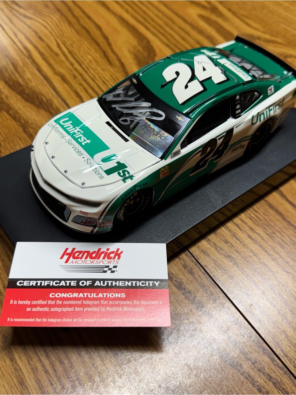 William Byron Signed 1:24 NASCAR Diecast - Picture 2 of 9